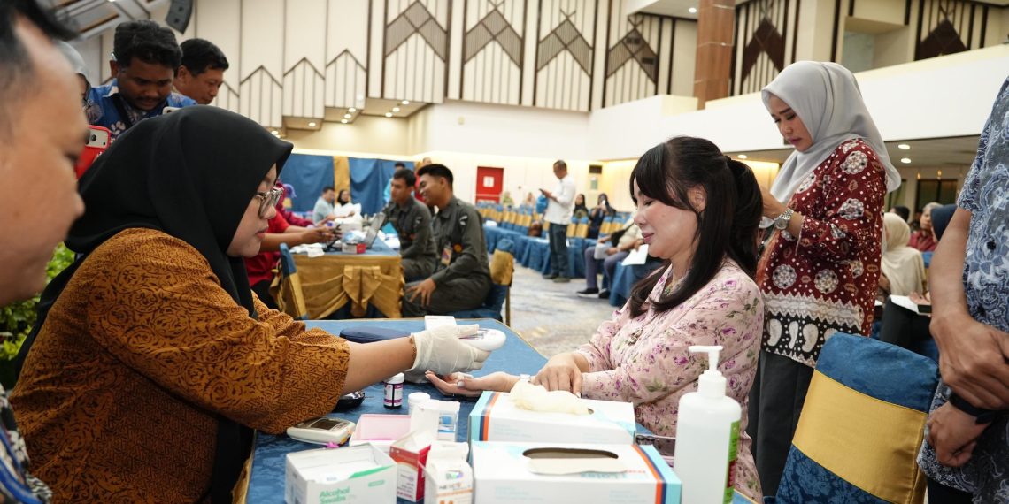 Wakil Kepala BP Batam, Li Claudia Chandra ikut donor darah dalam rangka peringati hari Bhakti BP Batam ke-55. (Foto: Humas BP).