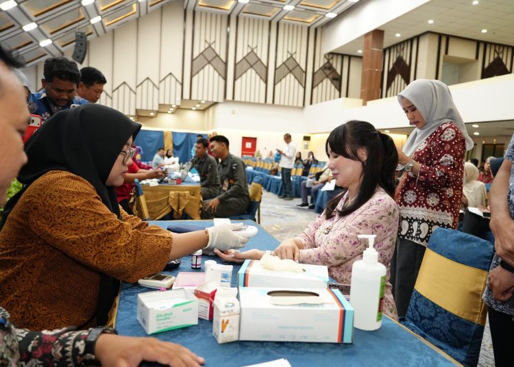 Wakil Kepala BP Batam, Li Claudia Chandra ikut donor darah dalam rangka peringati hari Bhakti BP Batam ke-55. (Foto: Humas BP).